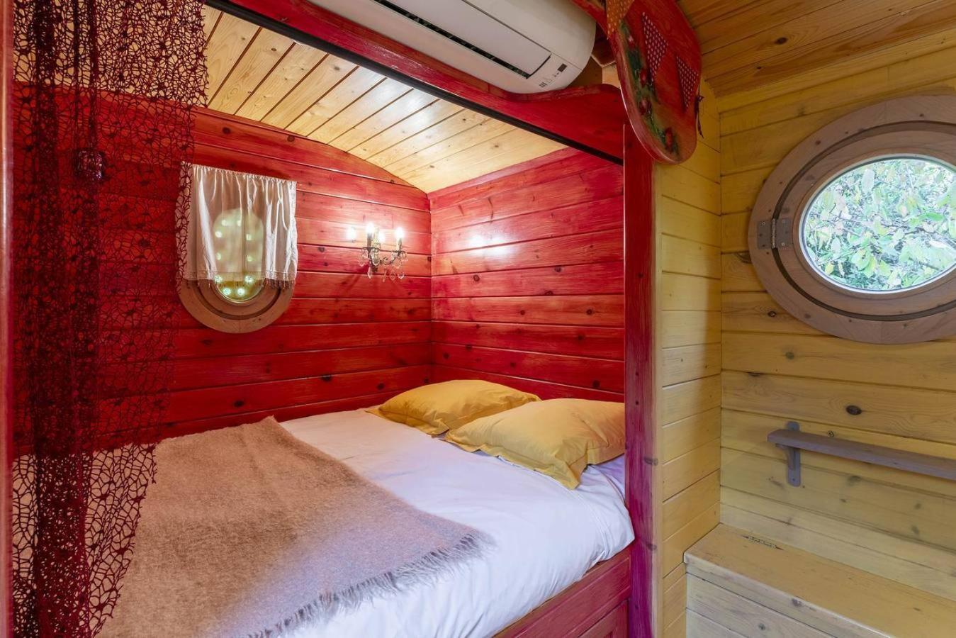 Mas La Pauline Gites De Charme & Roulotte Saint-Rémy-de-Provence Zimmer foto